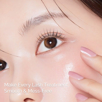 Lash treatment demonstration with the DLUX palette range